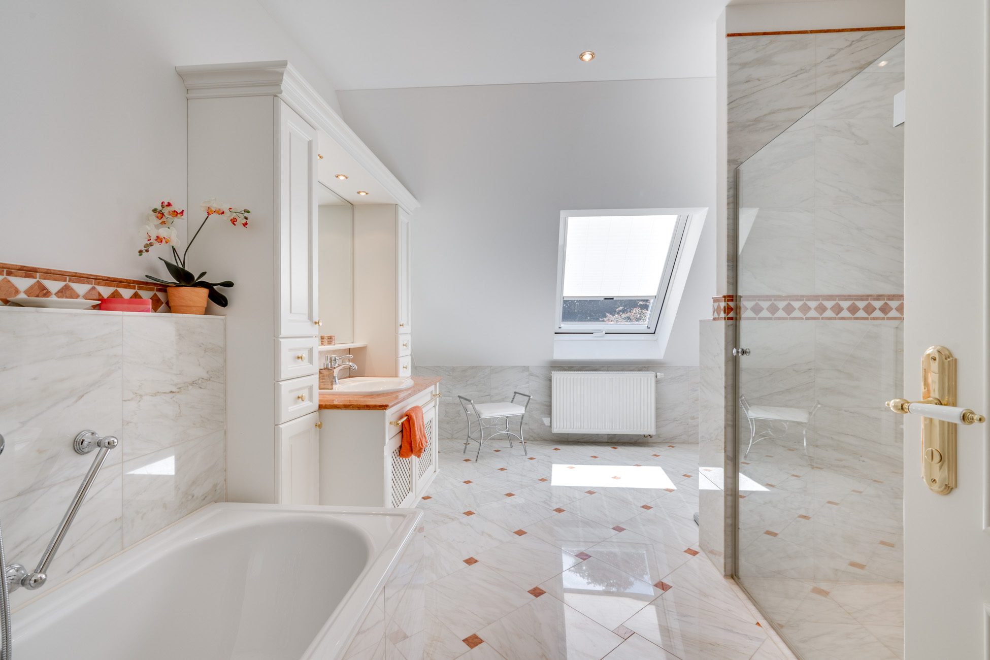 Aigner Immobilien GmbH - Immobilienangebot - 81477 München - Solln - Villa - Luxuriös und durchdacht: Klassische, barrierefreie Villa mit Einliegerwohnung und Aufzug