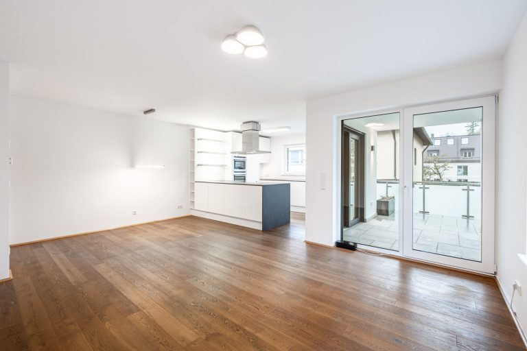 Aigner Immobilien GmbH - Immobilienangebot - 81545 München - Harlaching - Etagenwohnung - Stufenlos! Bezugsfreie 4-Zimmer-Wohnung mit West-Loggia und Blick ins Grüne