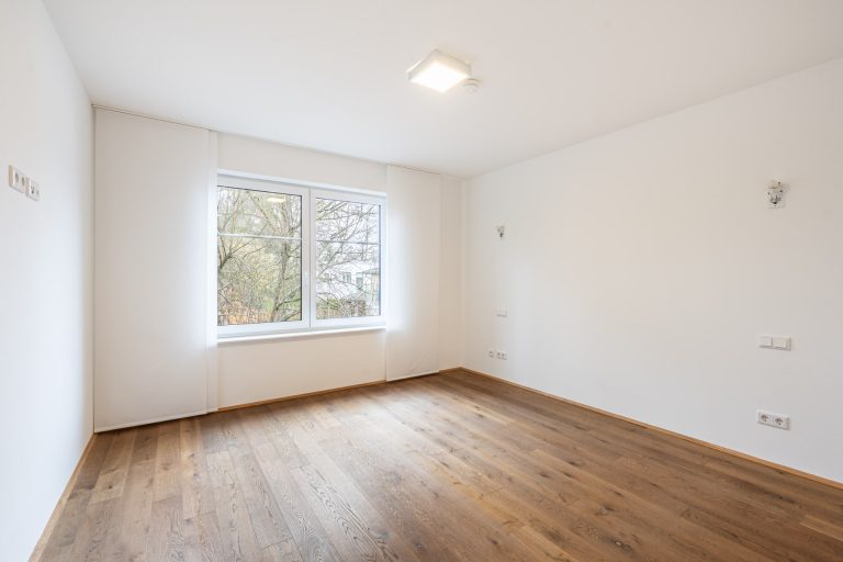 Aigner Immobilien GmbH - Immobilienangebot - 81545 München - Harlaching - Etagenwohnung - Stufenlos! Bezugsfreie 4-Zimmer-Wohnung mit West-Loggia und Blick ins Grüne