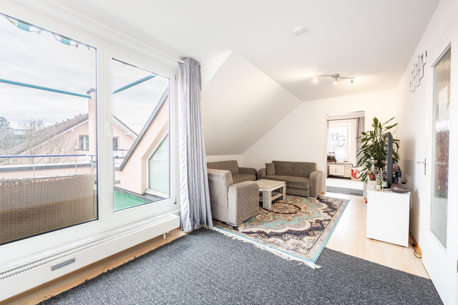 Aigner Immobilien GmbH - Immobilienangebot - 81375 München - Großhadern - Dachgeschosswohnung - Charmante 3-Zimmer-Dachgeschosswohnung mit Südterrasse