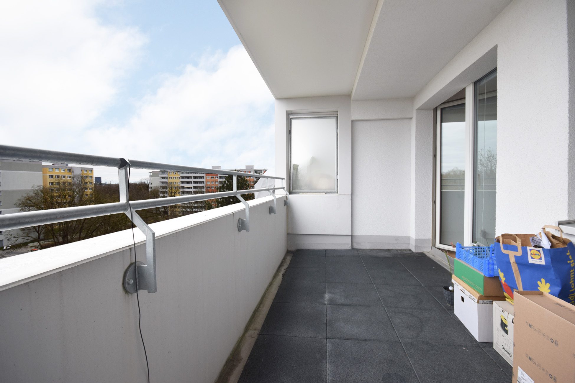 Aigner Immobilien GmbH - Immobilienangebot - 81735 München - Perlach - Etagenwohnung - Vermiete 2,5-Zimmer-Wohnung mit geräumigen West-Balkon am Hachinger Bach