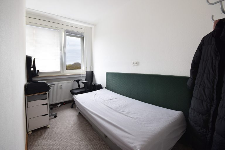 Aigner Immobilien GmbH - Immobilienangebot - 81735 München - Perlach - Etagenwohnung - Vermiete 2,5-Zimmer-Wohnung mit geräumigen West-Balkon am Hachinger Bach
