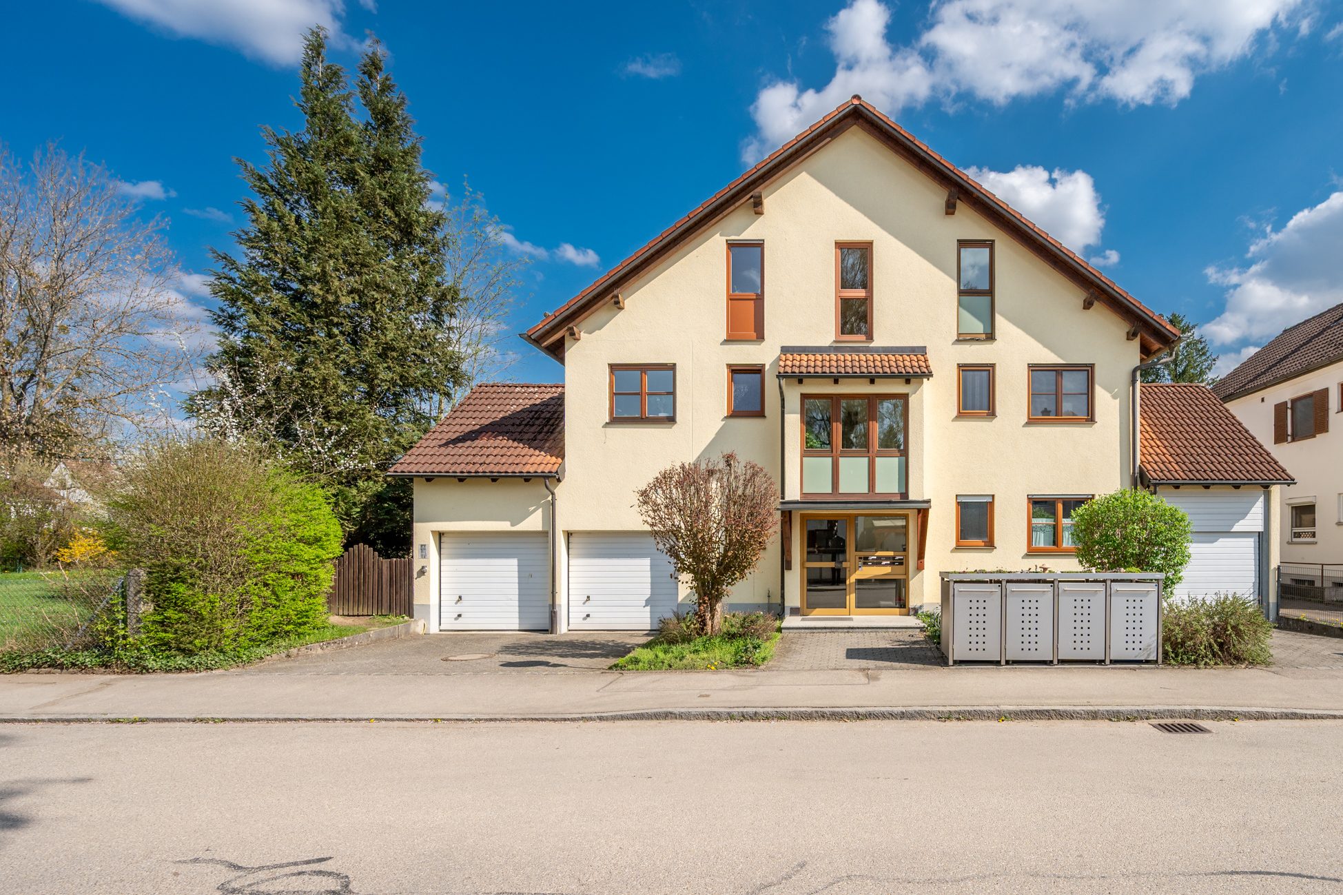 000KurzHausansicht Aigner Immobilien GmbH - Immobilienangebot - 81249 München - Lochhausen - Etagenwohnung - Traumhafte 3-Zimmer-Wohnung mit eigenem Gartenanteil