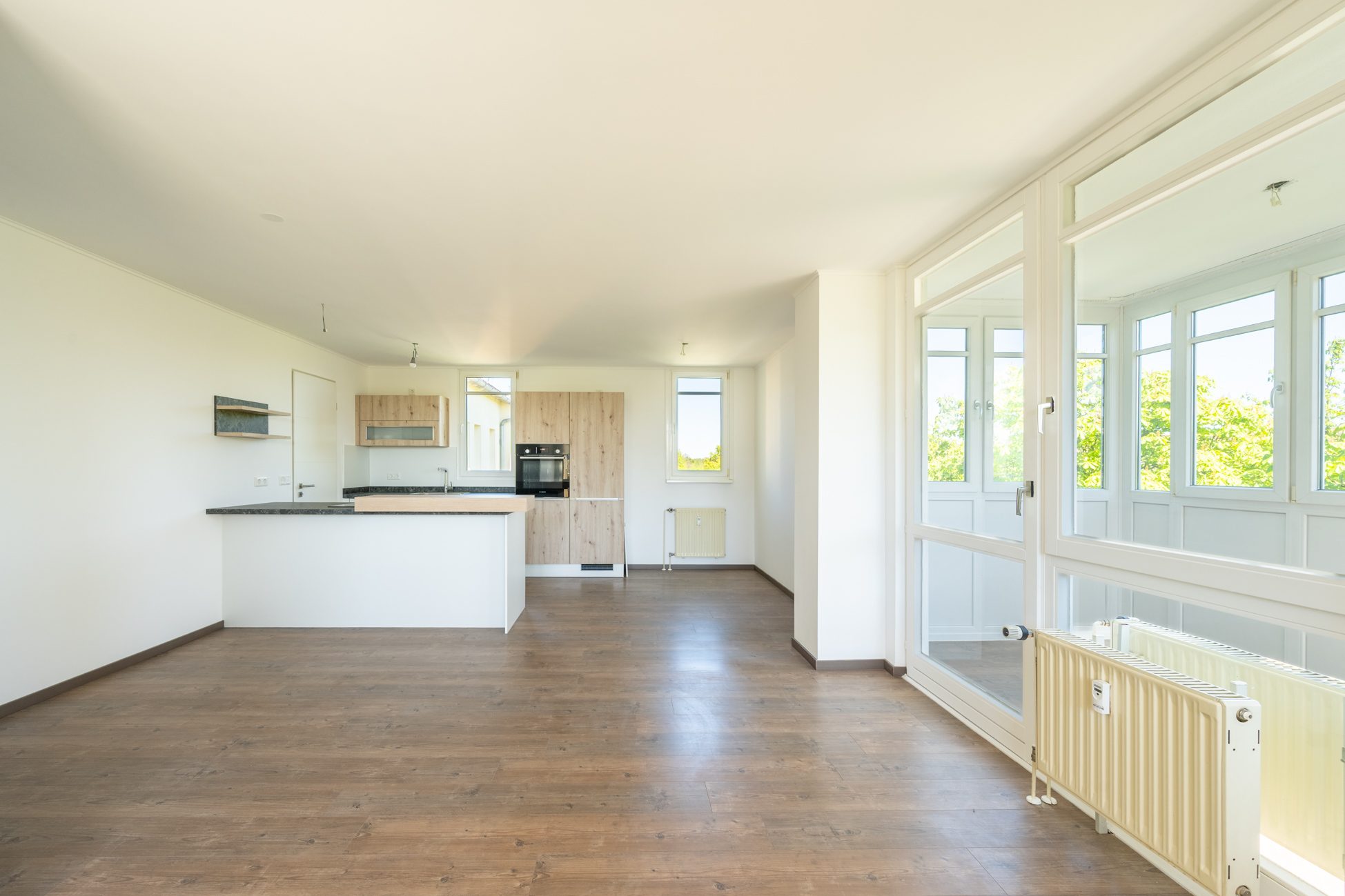 Aigner Immobilien GmbH - Immobilienangebot - 80939 München - Freimann - Etagenwohnung - Sommerbalkon & Wintergarten: Schöne, renovierte Wohnung mit Blick ins Grüne