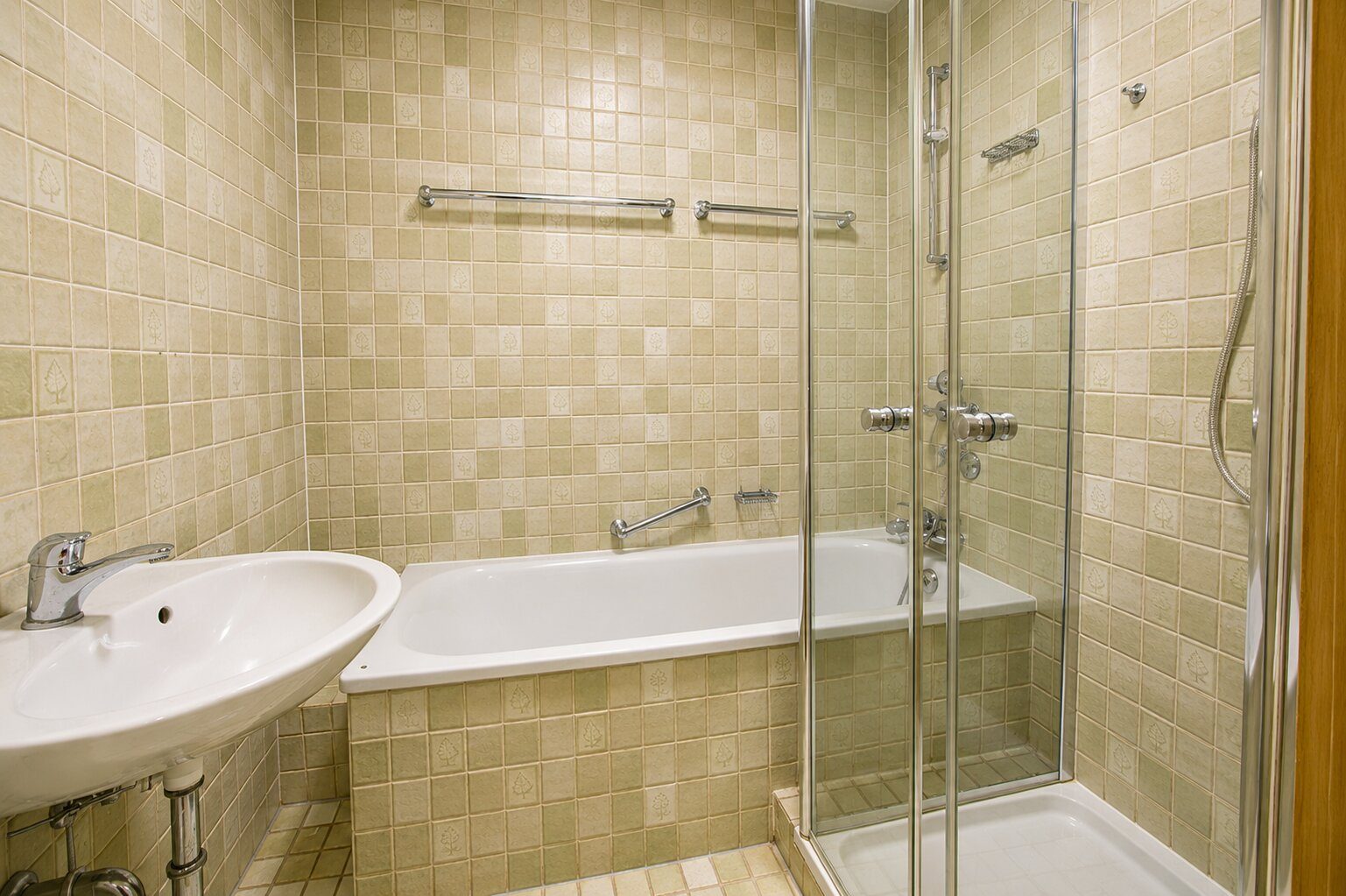 Aigner Immobilien GmbH - Immobilienangebot - 81247 München - Obermenzing - Erdgeschosswohnung - Großzügige Erdgeschosswohnung mit umlaufendem Privatgarten und direktem Hobbyraumzugang