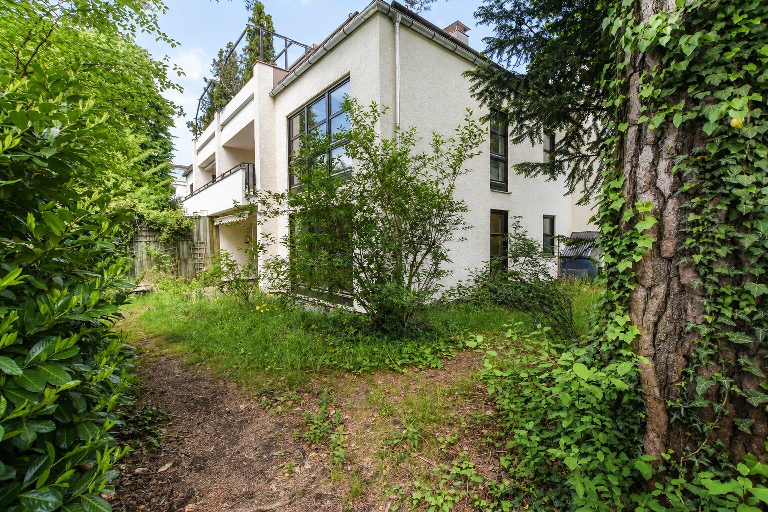 Aigner Immobilien GmbH - Immobilienangebot - 81247 München - Obermenzing - Erdgeschosswohnung - Großzügige Erdgeschosswohnung mit umlaufendem Privatgarten und direktem Hobbyraumzugang