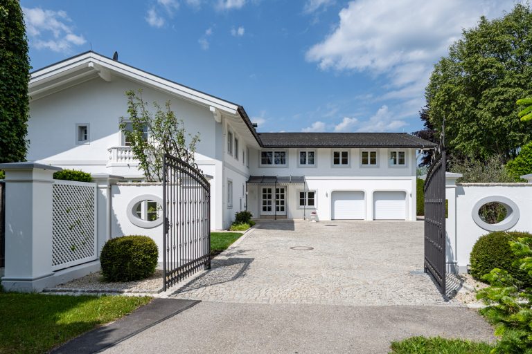 Aigner Immobilien GmbH - Immobilienangebot - 82054 Sauerlach - Sauerlach - Villa - Exklusive Luxusvilla in Sauerlach (Altkirchen) – Mediterranes Flair trifft oberbayerische Lebensqualität