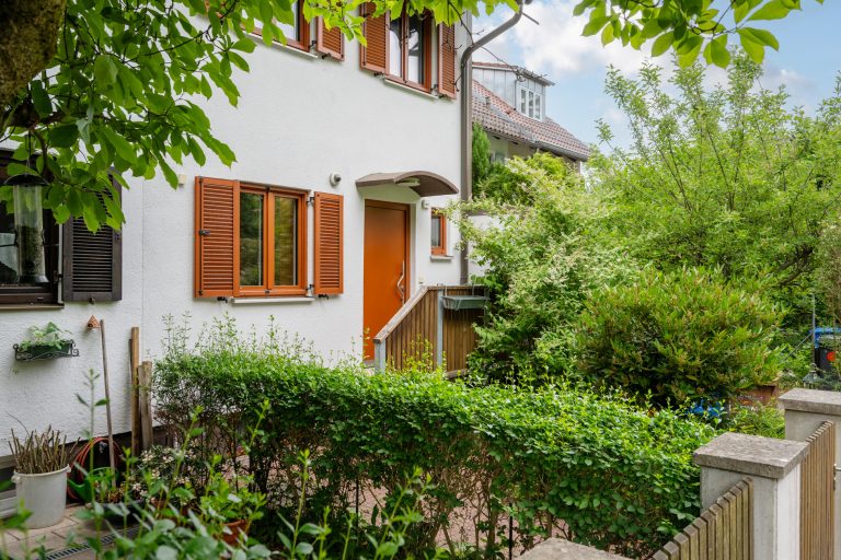 Aigner Immobilien GmbH - Immobilienangebot - 81735 München - Perlach - Reihenmittelhaus - Stilvoll modernisiertes Reihenmittelhaus mit Südwest-Garten und Dachterrasse