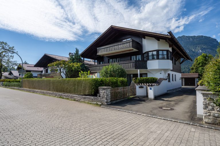 Aigner Immobilien GmbH - Immobilienangebot - 82467 Garmisch-Partenkirchen - Garmisch-Partenkirchen, Stadt - Etagenwohnung - Alpenländischer Wohncharme 4 Zimmer Wohnung mit Bergblick