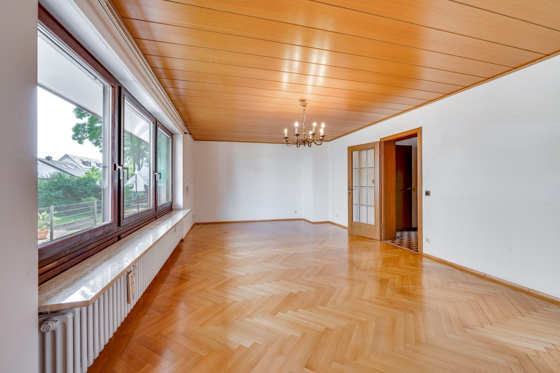 012LangWohnzimmer_Rueckgebaeude Aigner Immobilien GmbH - Immobilienangebot - 85221 Dachau - Dachau-Stadt - Häuser - Vielseitiges Wohn- und Geschäftshaus mit separaten Einheiten