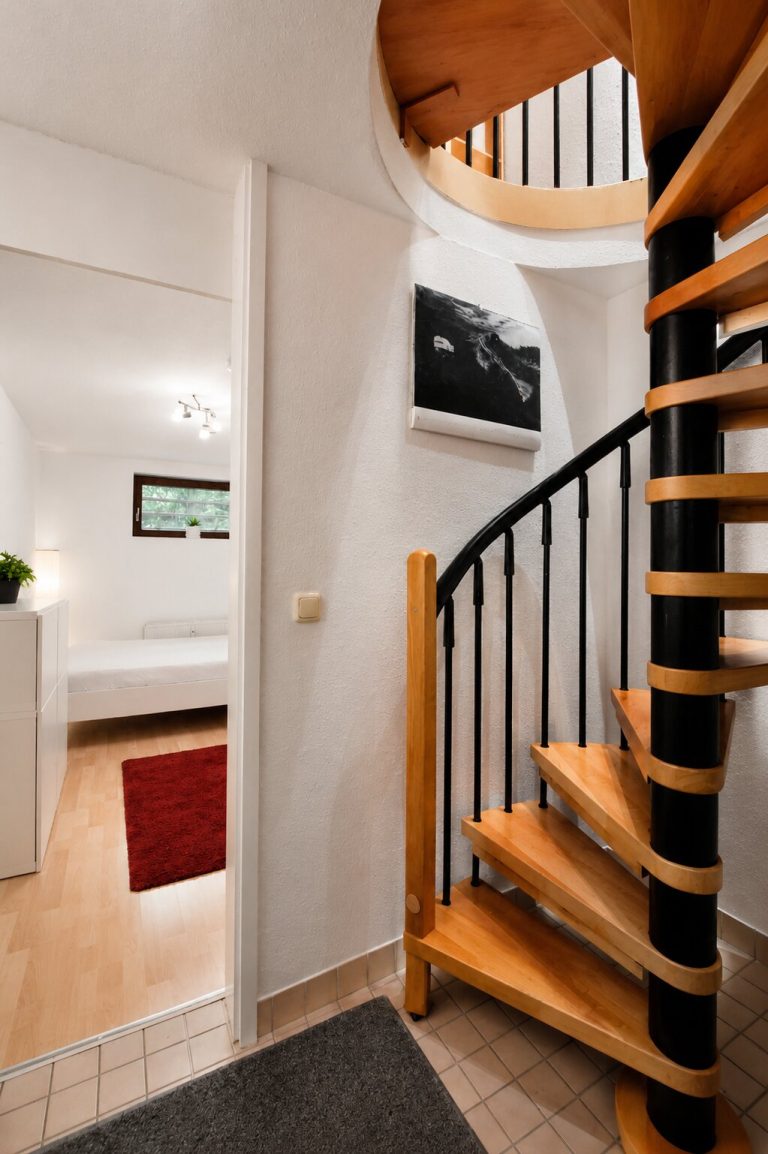 Aigner Immobilien GmbH - Immobilienangebot - 80807 München - Milbertshofen - Hochparterre - Wohnen auf zwei Ebenen - Charmante 3-Zimmer-Wohnung mit ruhigem Innenhofbalkon