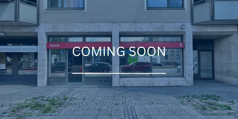 Gewerbefläche mit großer Schaufensterfront und coming soon-Hinweis