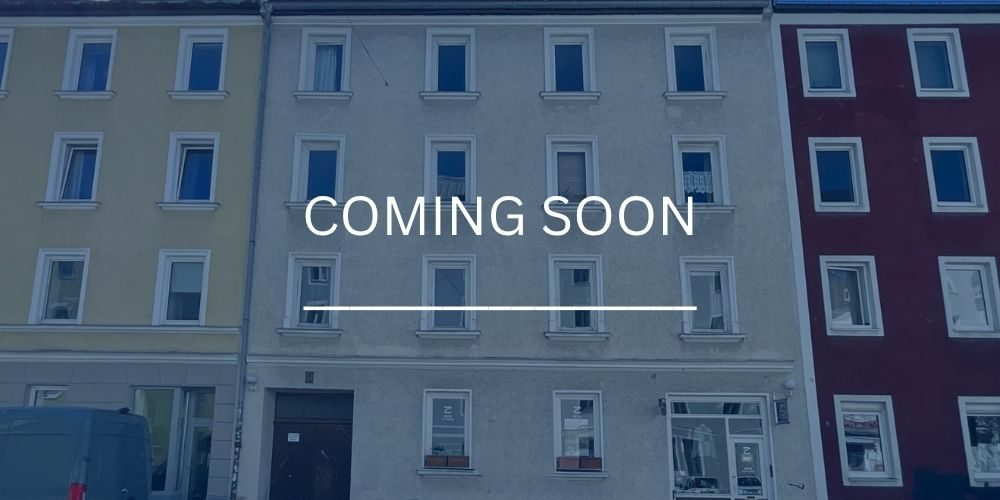 Mehrfamilienhaus in München mit klassischer Fassadengestaltung und mehreren Wohneinheiten in urbaner Lage, als Immobilienangebot in Vorbereitung („Coming Soon“)