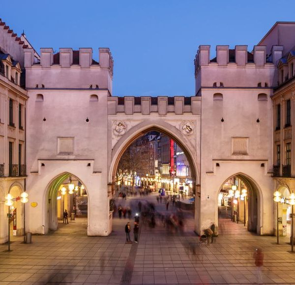Karlsplatz Stachus in München mit historischem Karlstor am Abend