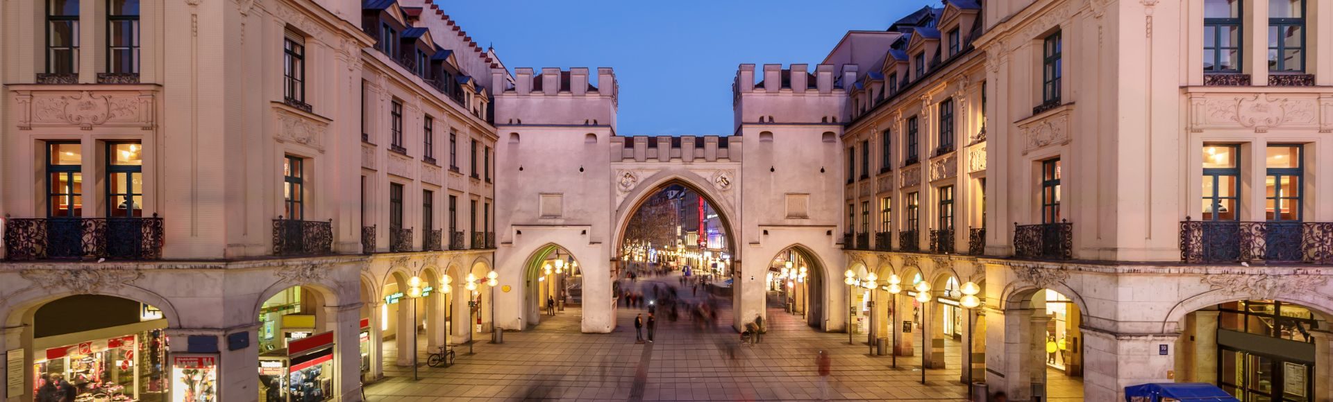 Karlsplatz Stachus in München mit historischem Karlstor am Abend