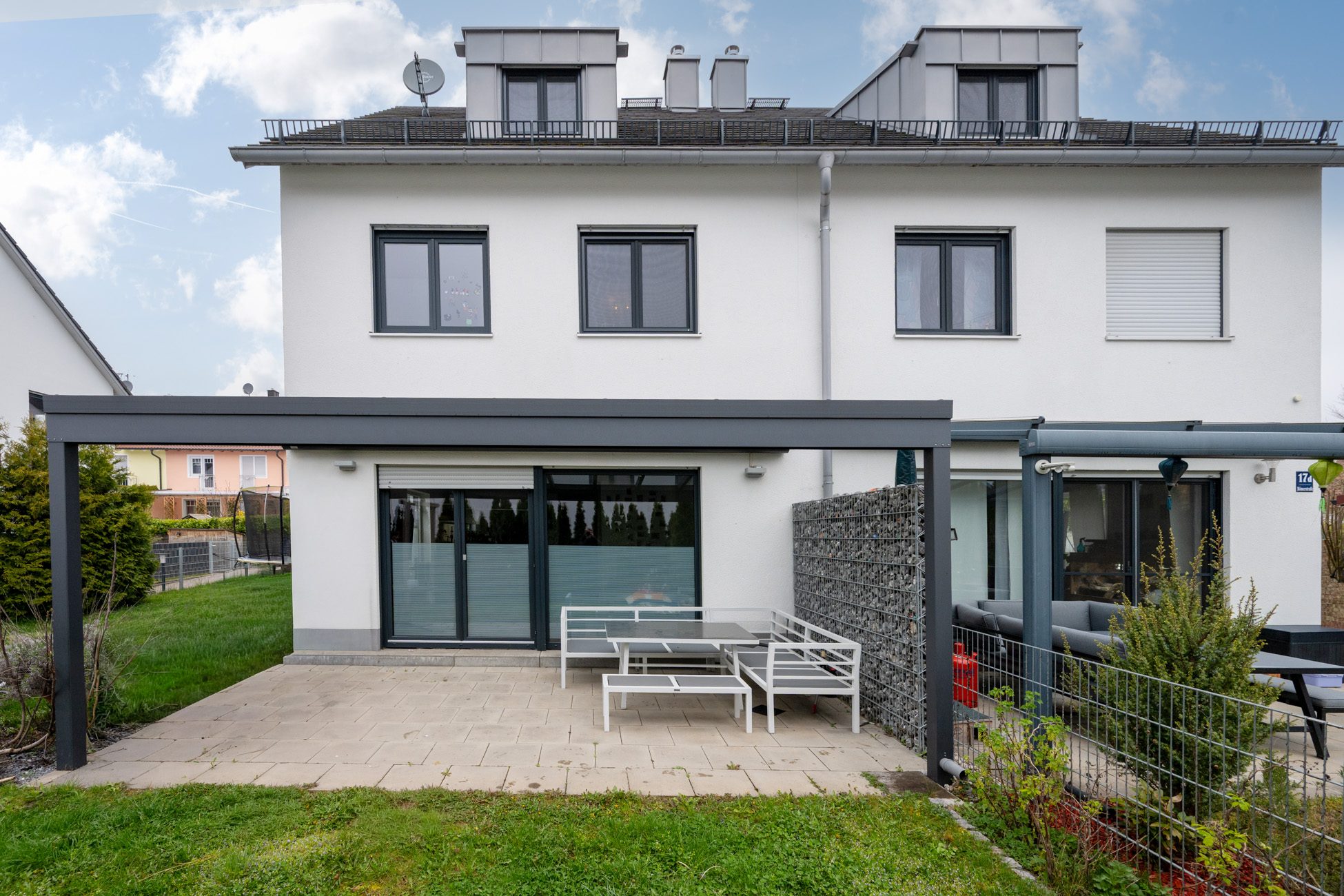 000KurzTerrasse Aigner Immobilien GmbH - Immobilienangebot - 85254 Einsbach - Sulzemoos - Doppelhaushälfte - Moderne Doppelhaushälfte mit Südterrasse und großem Garten
