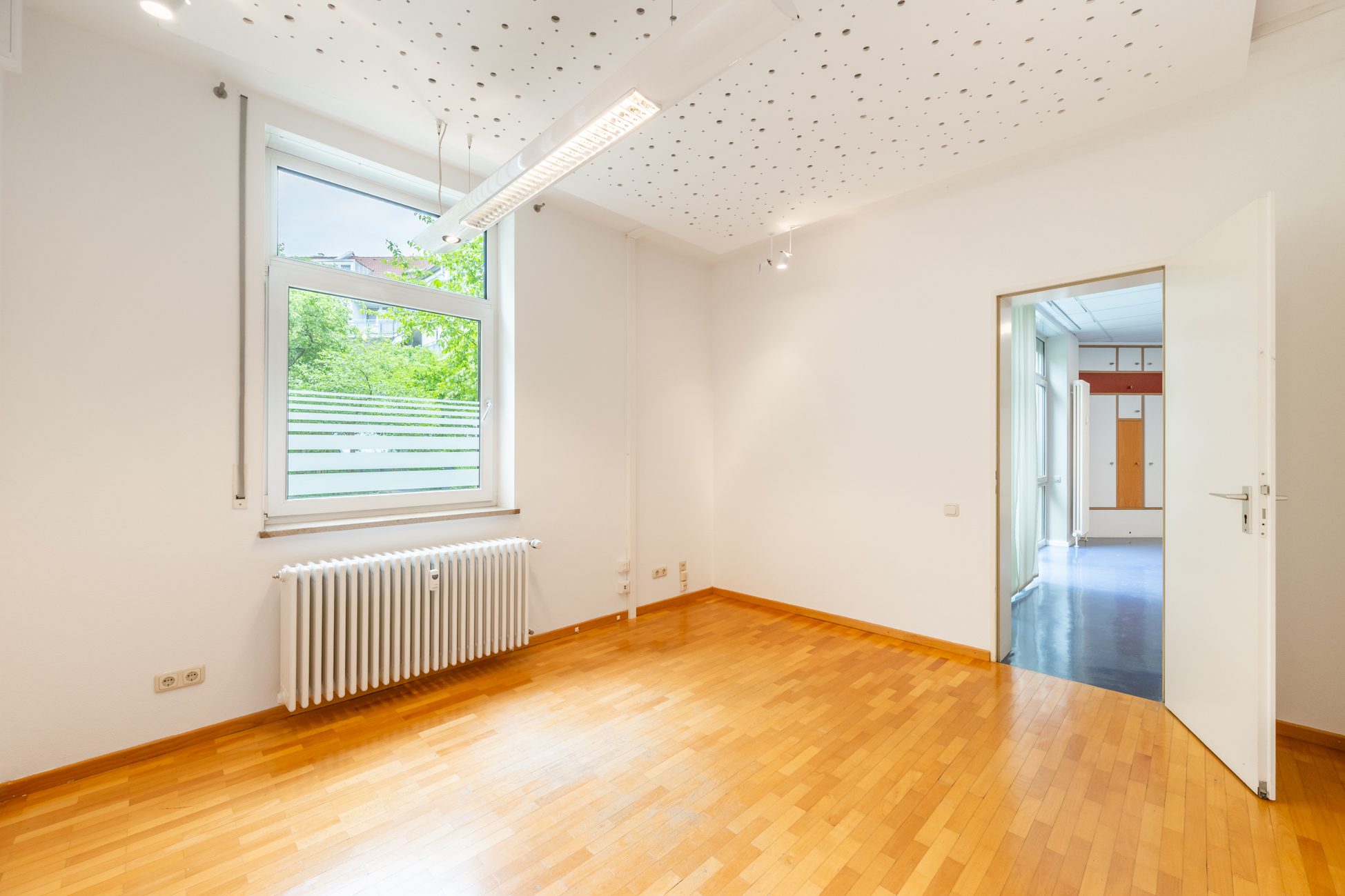Aigner Immobilien GmbH - Immobilienangebot - 80937 München - Freimann - Büro - Großzügige, zeitnah bezugsfreie Erdgeschoss-Gewerbeeinheit in ruhiger Lage
