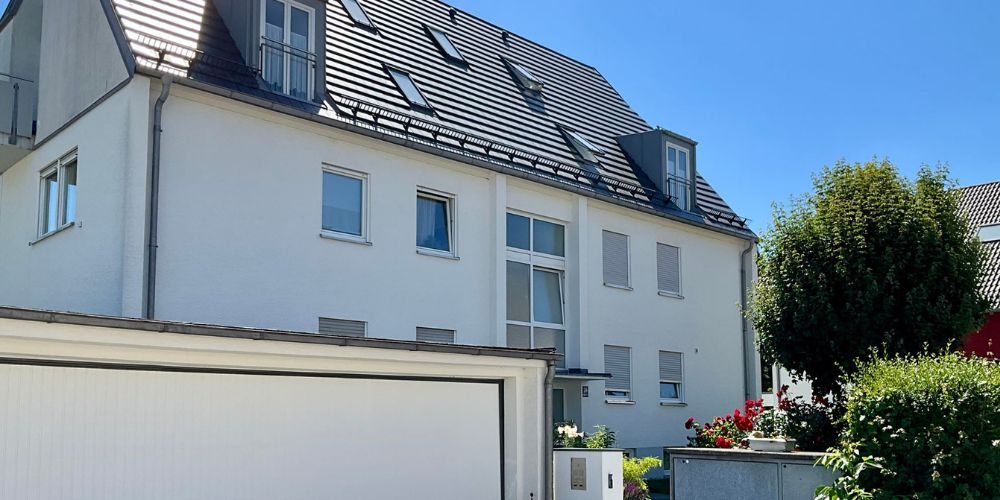 Helles Mehrfamilienhaus in ruhiger Umgebung mit Bäumen und Garage