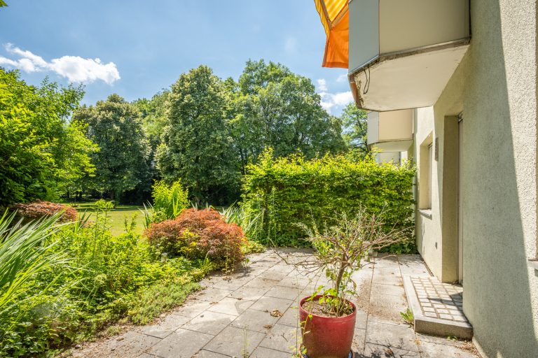 Aigner Immobilien GmbH - Immobilienangebot - 81677 München - Bogenhausen - Erdgeschosswohnung - Gartenliebhaber aufgepasst: 3-Zimmer-Erdgeschosswohnung mit Blick ins Grüne