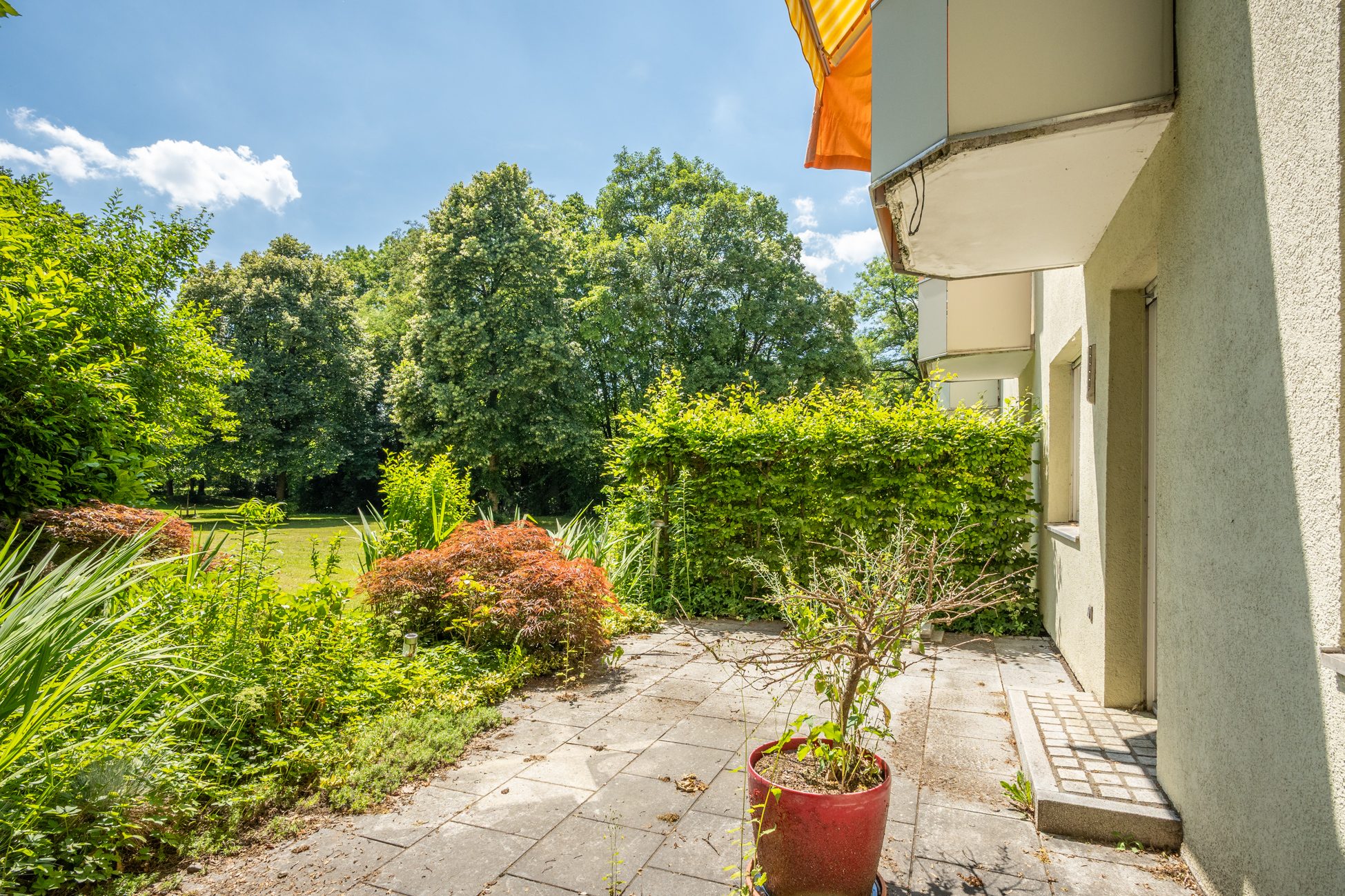 001LangTerrasse Aigner Immobilien GmbH - Immobilienangebot - 81677 München - Bogenhausen - Erdgeschosswohnung - Gartenliebhaber aufgepasst: 3-Zimmer-Erdgeschosswohnung mit Blick ins Grüne