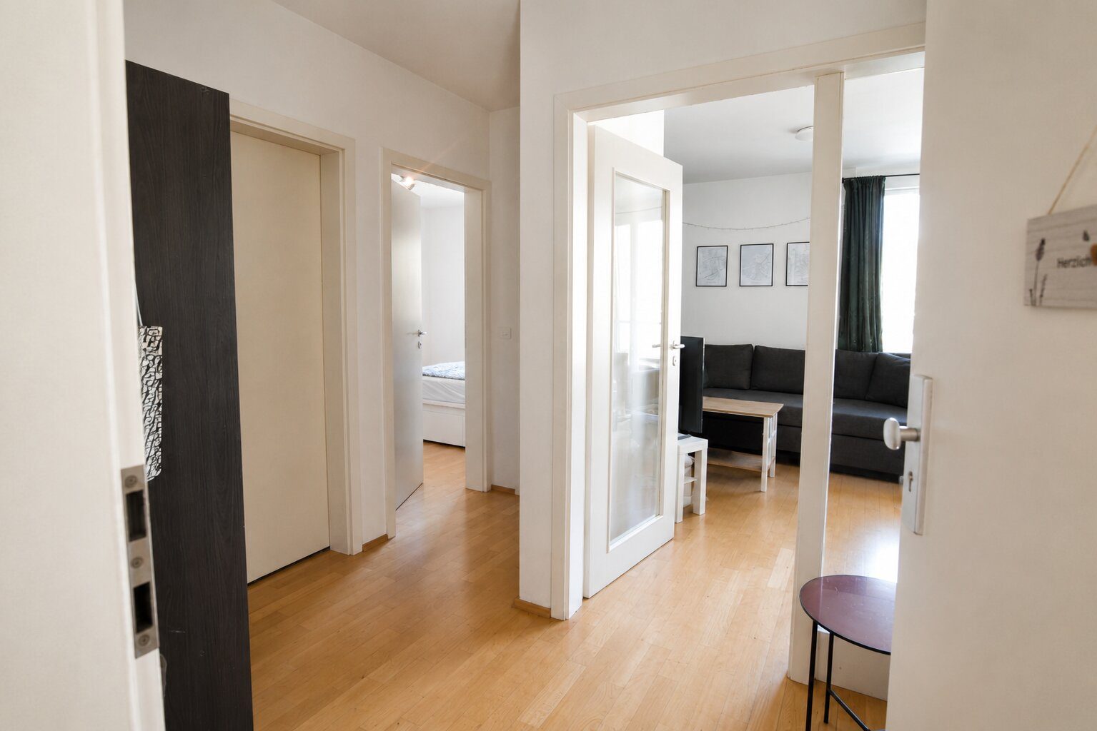001LangEingangsbereich Aigner Immobilien GmbH - Immobilienangebot - 81245 München - Obermenzing - Etagenwohnung - Lichtdurchflutete 2-Zimmer-Wohnung im grünen Obermenzing