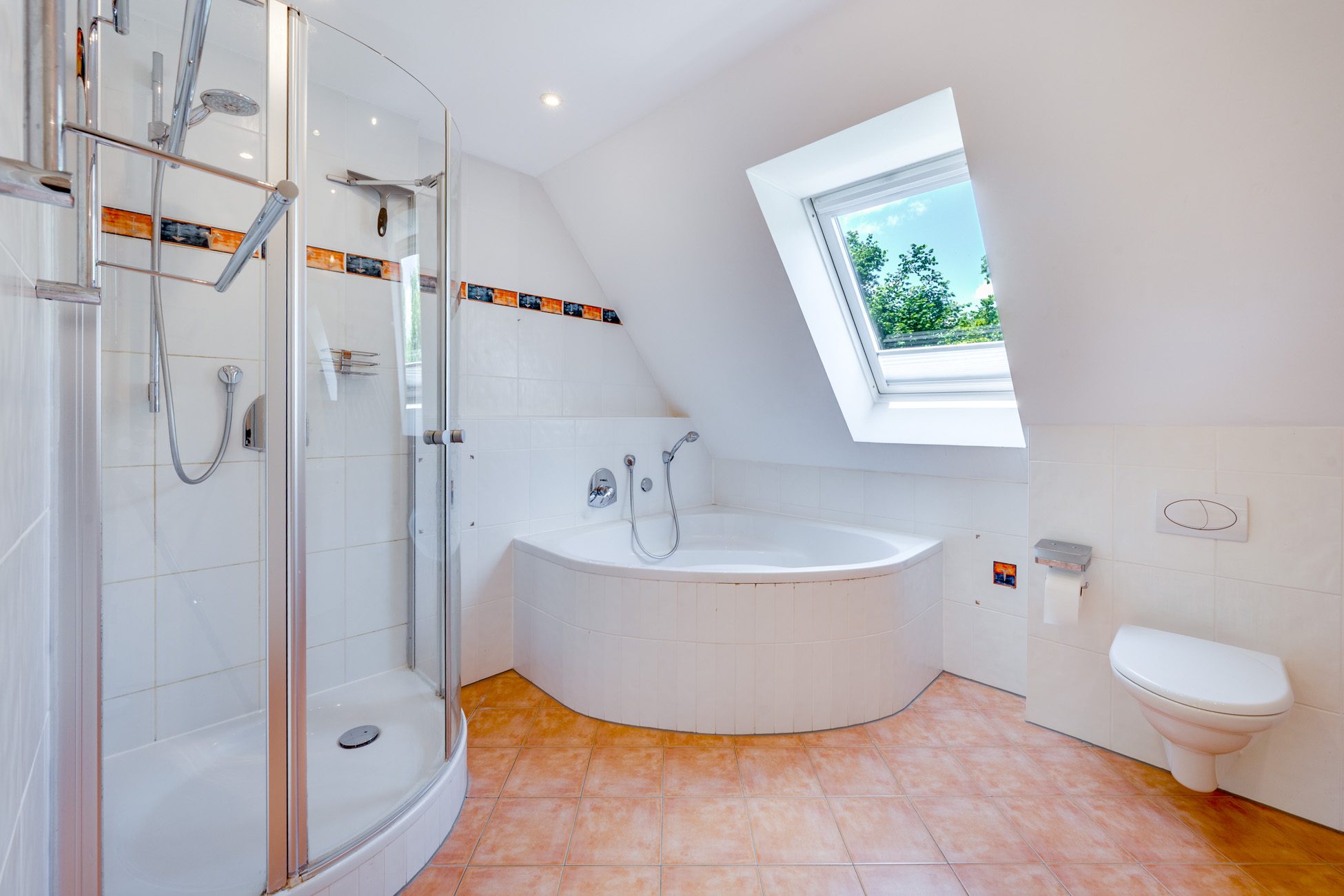 010LangBadezimmer Aigner Immobilien GmbH - Immobilienangebot - 85232 Bergkirchen - Bergkirchen - Doppelhaushälfte - Gepflegte Doppelhaushälfte in ruhiger Lage und schönem Garten!