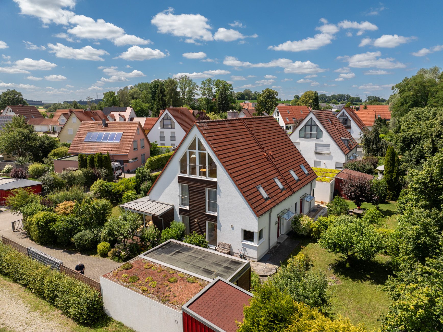 001LangDrohnenaufnahme Aigner Immobilien GmbH - Immobilienangebot - 85232 Bergkirchen - Bergkirchen - Doppelhaushälfte - Gepflegte Doppelhaushälfte in ruhiger Lage und schönem Garten!
