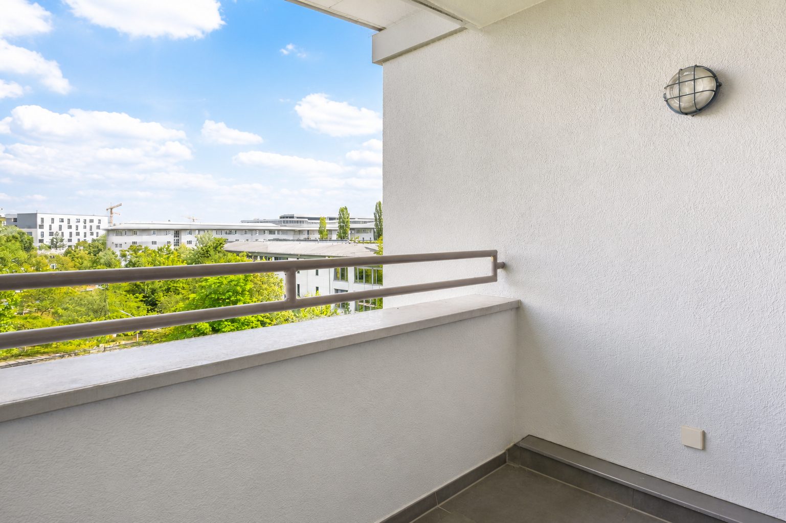 Aigner Immobilien GmbH - Immobilienangebot - 80637 München - Neuhausen - Maisonettewohnung - Modernes Wohnen auf zwei Etagen: Helle 4-Zimmer-Maisonettewohnung mit Südost-Balkon