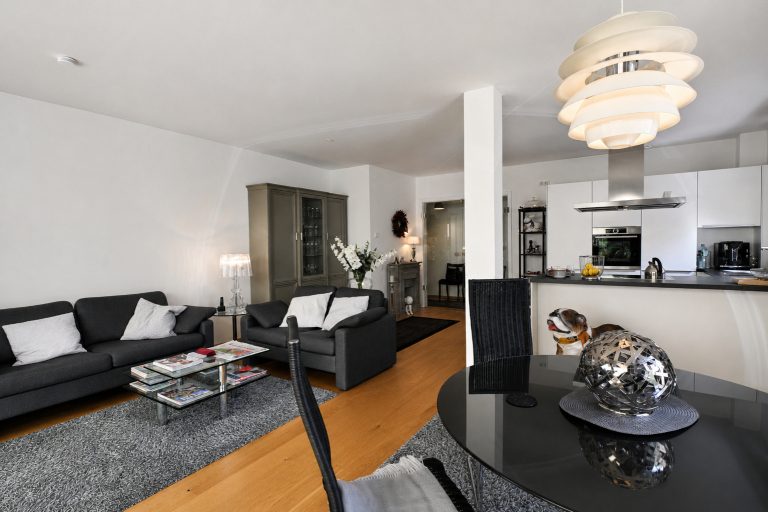 Aigner Immobilien GmbH - Immobilienangebot - 81479 München - Solln - Etagenwohnung - Modernes Wohnen im Grünen: Lichtdurchflutete 3-Zimmer-Wohnung mit großzügigem Westbalkon