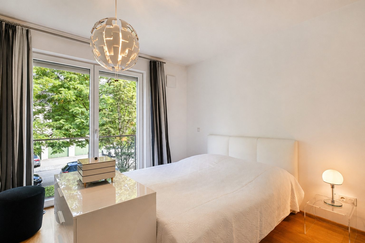 Aigner Immobilien GmbH - Immobilienangebot - 81479 München - Solln - Etagenwohnung - Modernes Wohnen im Grünen: Lichtdurchflutete 3-Zimmer-Wohnung mit großzügigem Westbalkon
