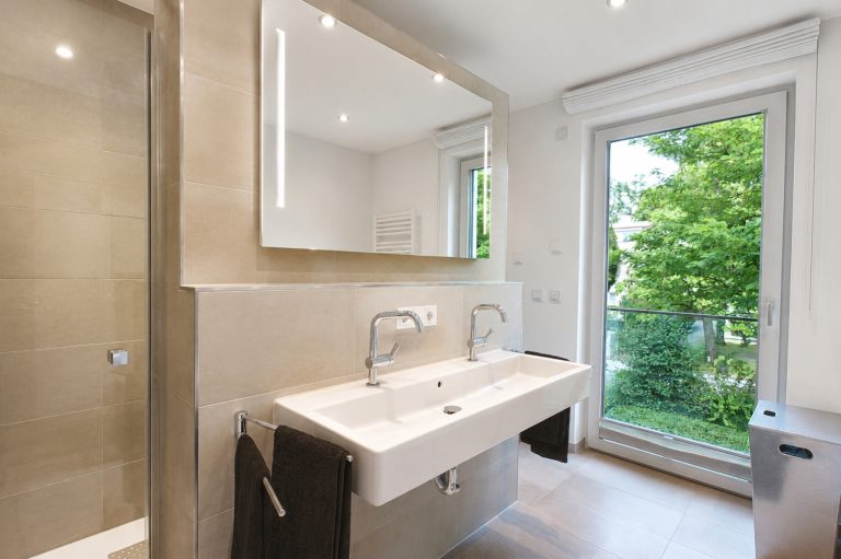 Aigner Immobilien GmbH - Immobilienangebot - 81479 München - Solln - Etagenwohnung - Modernes Wohnen im Grünen: Lichtdurchflutete 3-Zimmer-Wohnung mit großzügigem Westbalkon