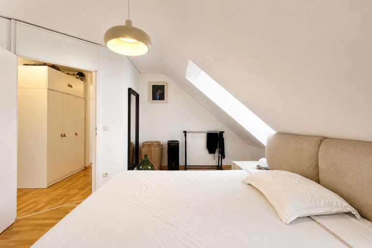 Aigner Immobilien GmbH - Immobilienangebot - 82256 Fürstenfeldbruck - Fürstenfeldbruck-Stadt - Dachgeschosswohnung - Helle 3-Zimmer-Maisonette-Wohnung mit Balkon fußläufig zur S-Bahn