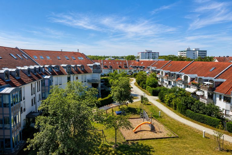 Aigner Immobilien GmbH - Immobilienangebot - 82256 Fürstenfeldbruck - Fürstenfeldbruck-Stadt - Dachgeschosswohnung - Helle 3-Zimmer-Maisonette-Wohnung mit Balkon fußläufig zur S-Bahn