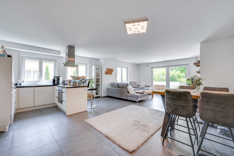 Aigner Immobilien GmbH - Immobilienangebot - 82256 Fürstenfeldbruck - Fürstenfeldbruck-Stadt - Etagenwohnung - Modernes Wohnen mit sonnigem Balkon und offenem Wohnbereich in Fürstenfeldbruck