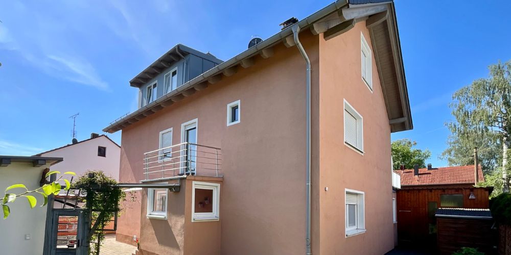 4-Parteienhaus mit rosafarbener Fassade in München
