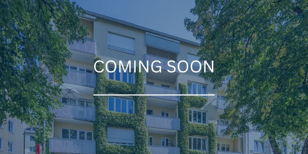Gepflegtes Mehrfamilienhaus mit begrünten Fassadenelementen in München - coming soon