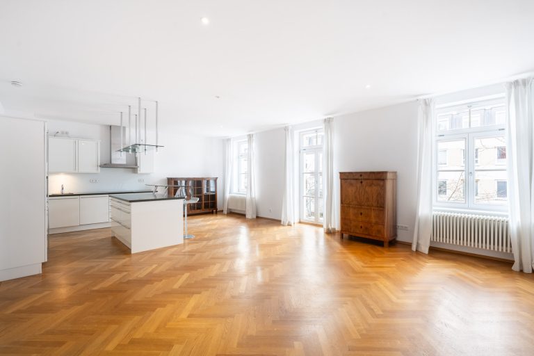 Aigner Immobilien GmbH - Immobilienangebot - 80796 München - Schwabing-West - Etagenwohnung - Stilvolle Altbauwohnung in Schwabing mit zwei Balkonen und Aufzug