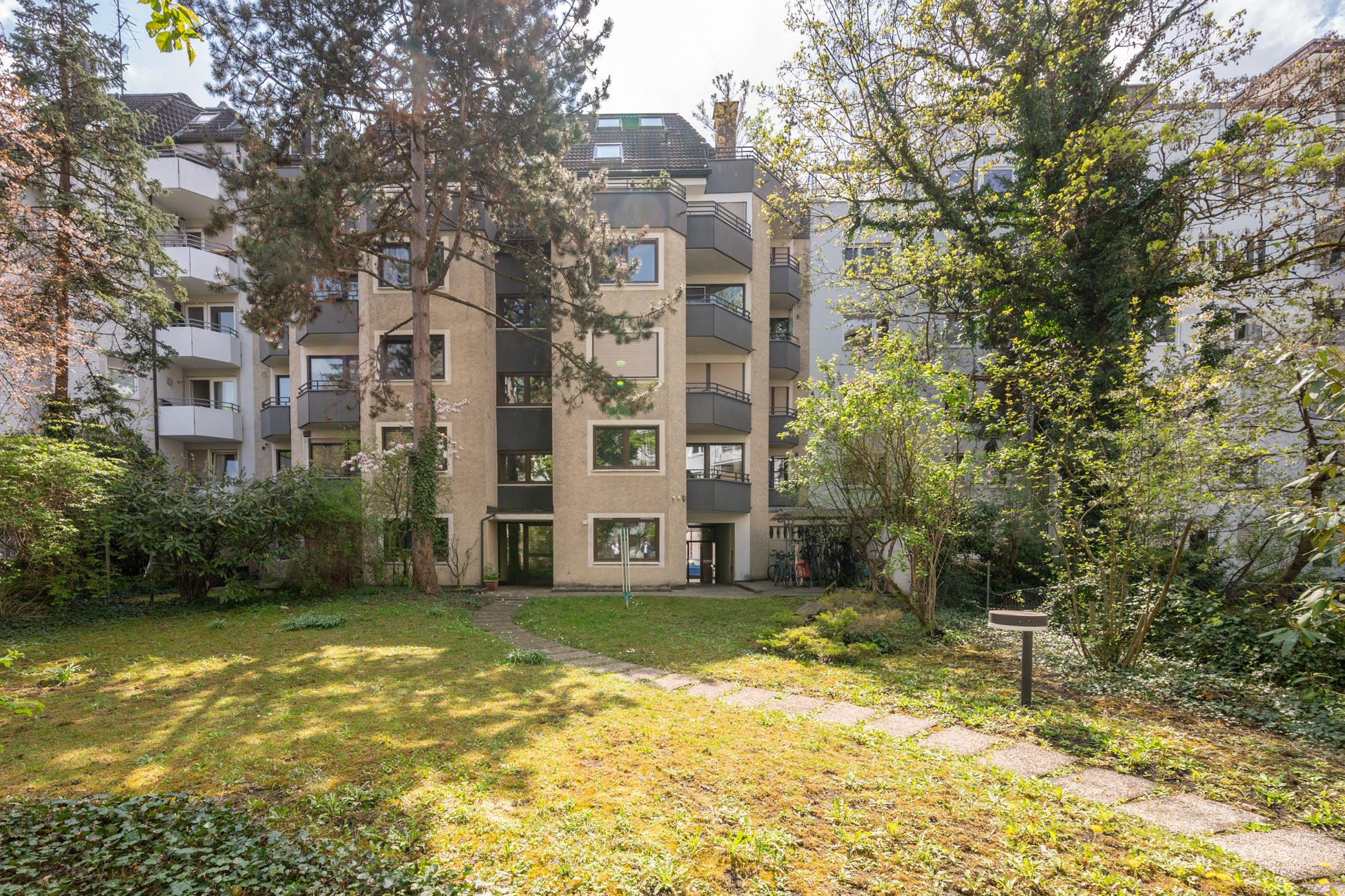 Aigner Immobilien GmbH - Immobilienangebot - 80796 München - Schwabing - Etagenwohnung - Seltene Gelegenheit: Großzügige 3-Zimmer-Wohnung mit drei Balkonen in Top-Lage