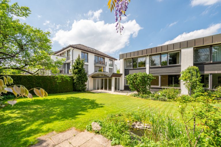 Aigner Immobilien GmbH - Immobilienangebot - 80638 München - Nymphenburg - Doppelhaushälfte - Zeitlose Architektur trifft großzügiges Wohnen mit Blick ins Grüne