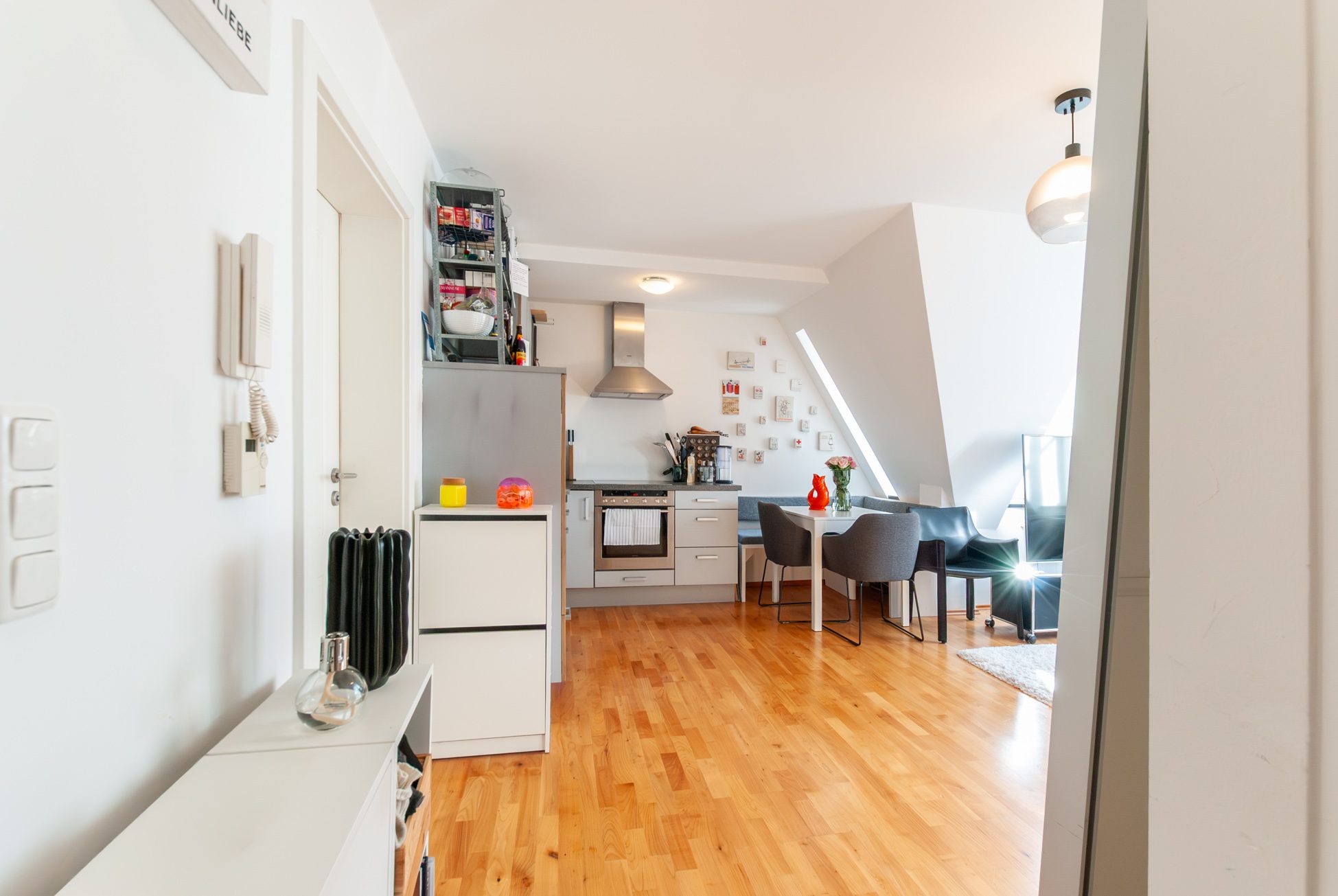 Aigner Immobilien GmbH - Immobilienangebot - 80337 München - Ludwigsvorstadt - Dachgeschosswohnung - Zentral wohnen am Goetheplatz: 2-Zimmer-Wohnung im Hintergebäude eines sanierten Altbaus