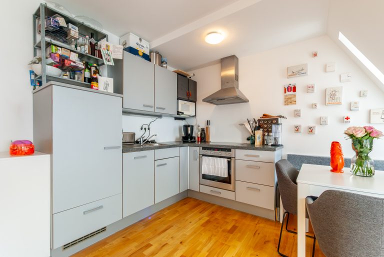 Aigner Immobilien GmbH - Immobilienangebot - 80337 München - Ludwigsvorstadt - Dachgeschosswohnung - Zentral wohnen am Goetheplatz: 2-Zimmer-Wohnung im Hintergebäude eines sanierten Altbaus