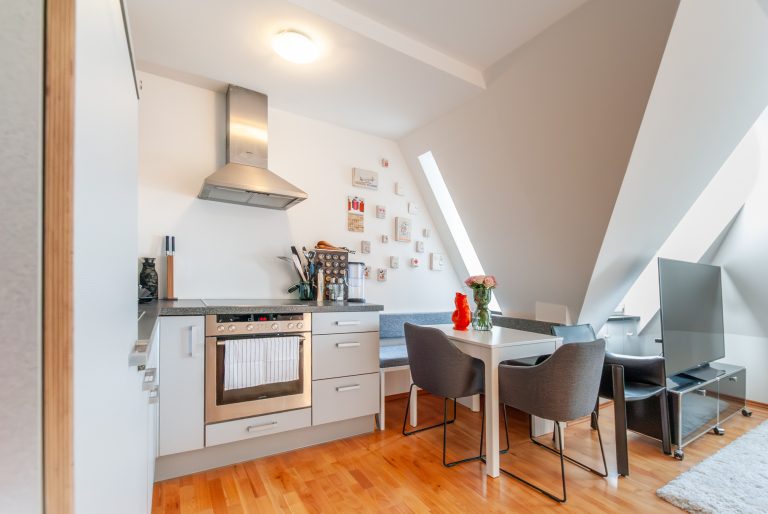 Aigner Immobilien GmbH - Immobilienangebot - 80337 München - Ludwigsvorstadt - Dachgeschosswohnung - Zentral wohnen am Goetheplatz: 2-Zimmer-Wohnung im Hintergebäude eines sanierten Altbaus