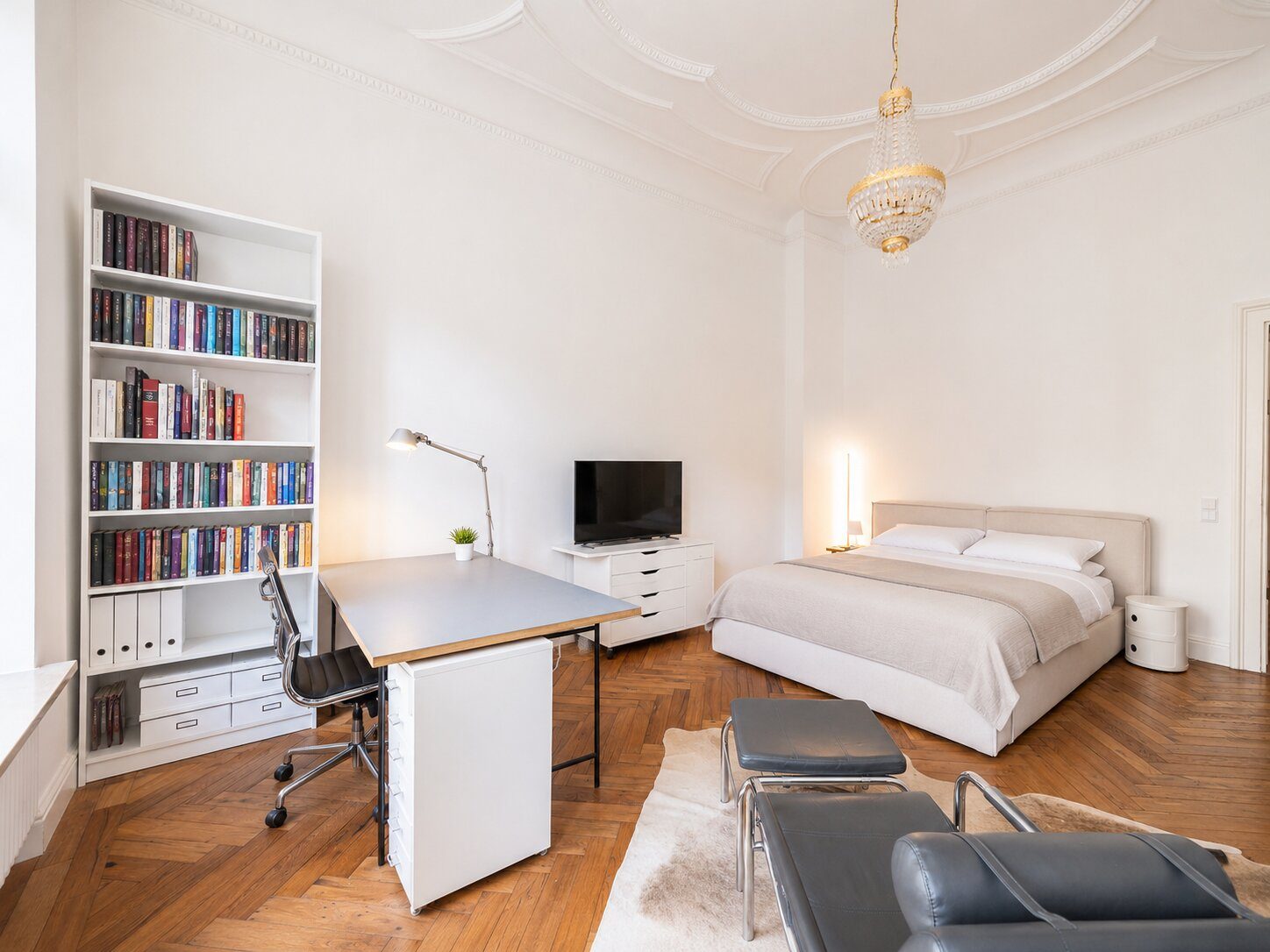 002LangSchlafzimmer Aigner Immobilien GmbH - Immobilienangebot - 80469 München - Ludwigsvorstadt - Etagenwohnung - Wohnen mit Geschichte und Stil – exklusiv sanierte Altbauwohnung direkt an der Isar