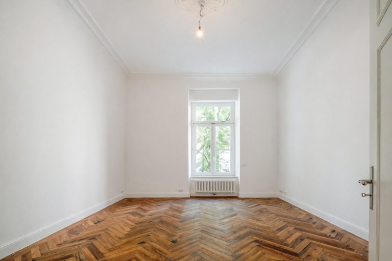 Aigner Immobilien GmbH - Immobilienangebot - 80469 München - Ludwigsvorstadt - Etagenwohnung - Wohnen mit Geschichte und Stil – exklusiv sanierte Altbauwohnung direkt an der Isar