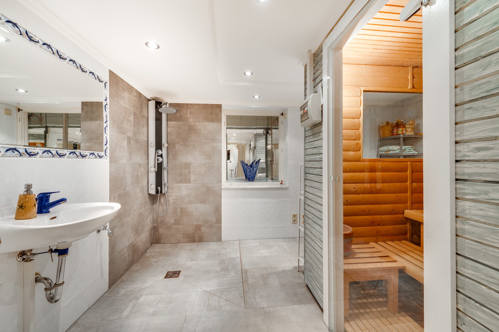 012LangPrivater Wellnessbereich mit Sauna Aigner Immobilien GmbH - Immobilienangebot - 81827 München - Waldtrudering - Einfamilienhaus - Ein Zuhause mit Charakter – Großzügigkeit, Privatsphäre und Wohnkomfort auf höchstem Niveau