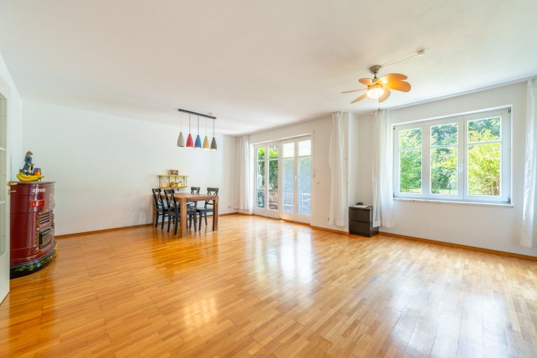 Aigner Immobilien GmbH - Immobilienangebot - 81247 München - Obermenzing - Erdgeschosswohnung - Wohnen auf zwei Ebenen mit sonnigem Südgarten in Obermenzing