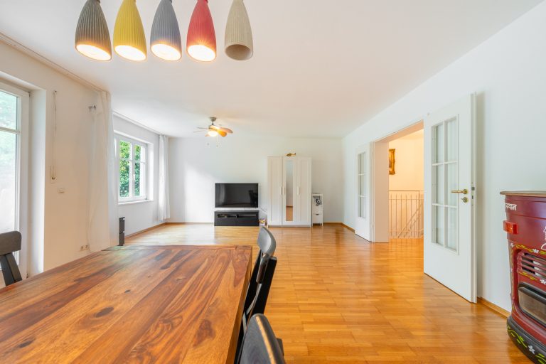 Aigner Immobilien GmbH - Immobilienangebot - 81247 München - Obermenzing - Erdgeschosswohnung - Wohnen auf zwei Ebenen mit sonnigem Südgarten in Obermenzing