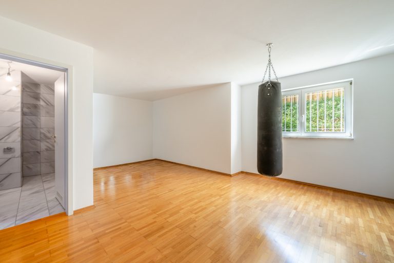 Aigner Immobilien GmbH - Immobilienangebot - 81247 München - Obermenzing - Erdgeschosswohnung - Wohnen auf zwei Ebenen mit sonnigem Südgarten in Obermenzing