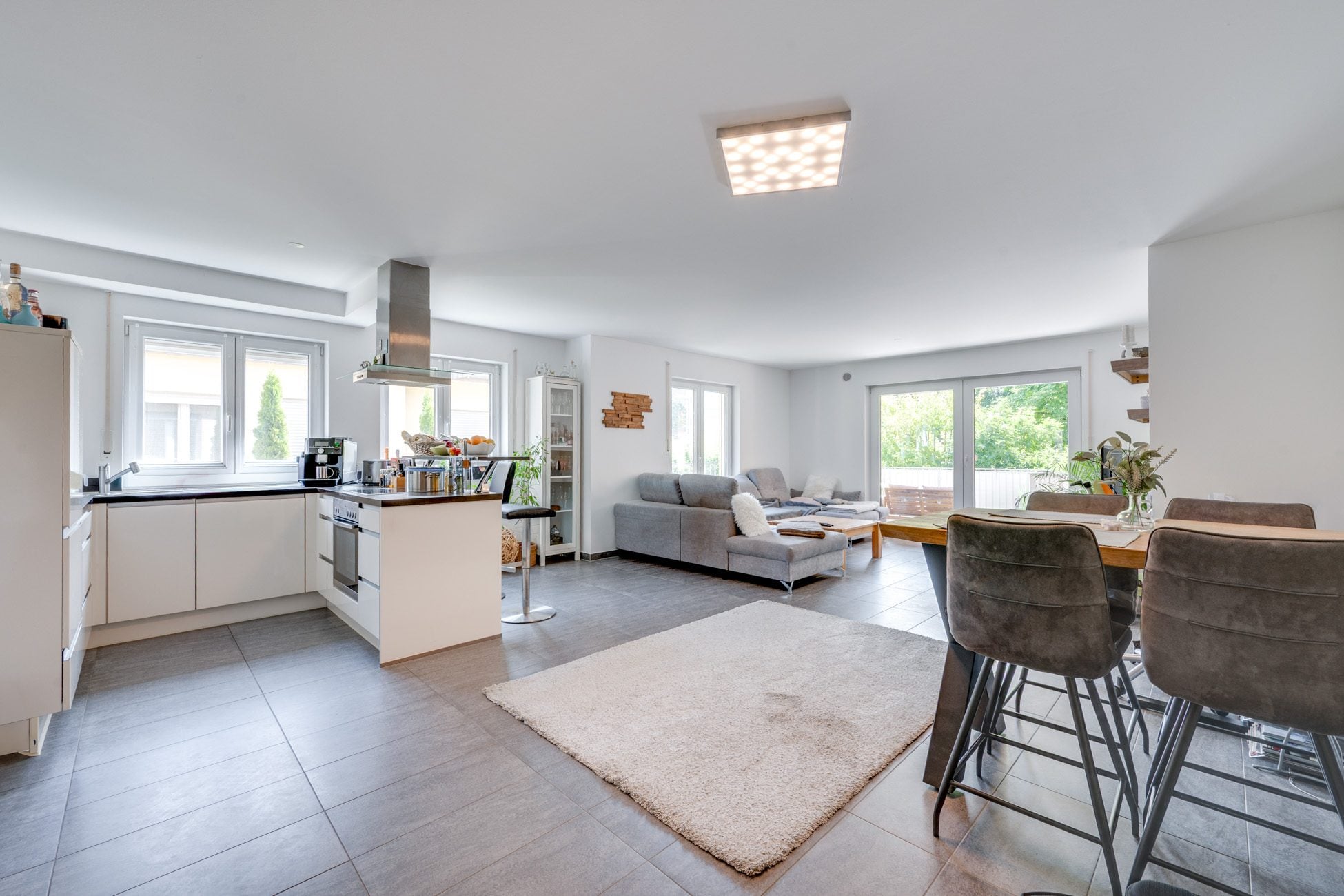 Aigner Immobilien GmbH - Immobilienangebot - 82256 Fürstenfeldbruck - Fürstenfeldbruck-Stadt - Etagenwohnung - Modernes Wohnen mit sonnigem Balkon und offenem Wohnbereich in Fürstenfeldbruck