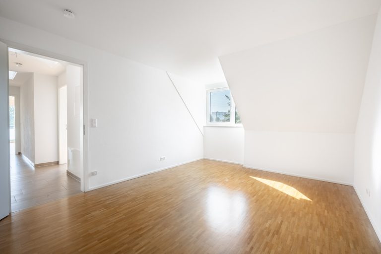 Aigner Immobilien GmbH - Immobilienangebot - 81243 München - Aubing - Dachgeschosswohnung - Helle 3-Zimmer-Dachgeschosswohnung mit zwei Balkonen in Aubing